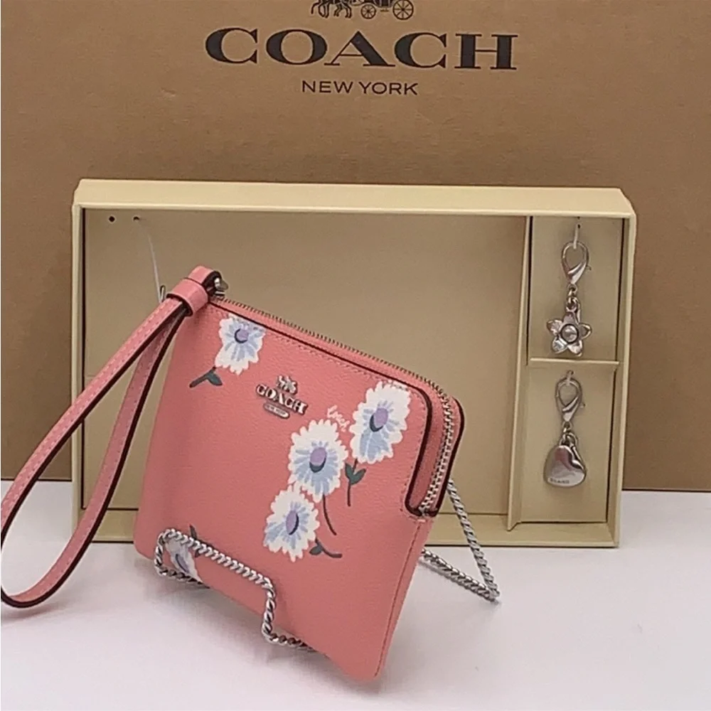 COACH Boxed Corner Zip Wristlet With Daisy Print